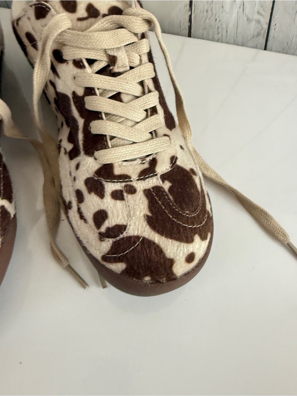 Cushionaire Women’s Cow-Print Lace-Up Sneakers in Brown & Cream SZ 10 - Picture 3 of 8